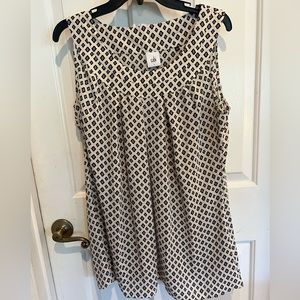 CAbi Cleo Top. NWOT beautiful top.